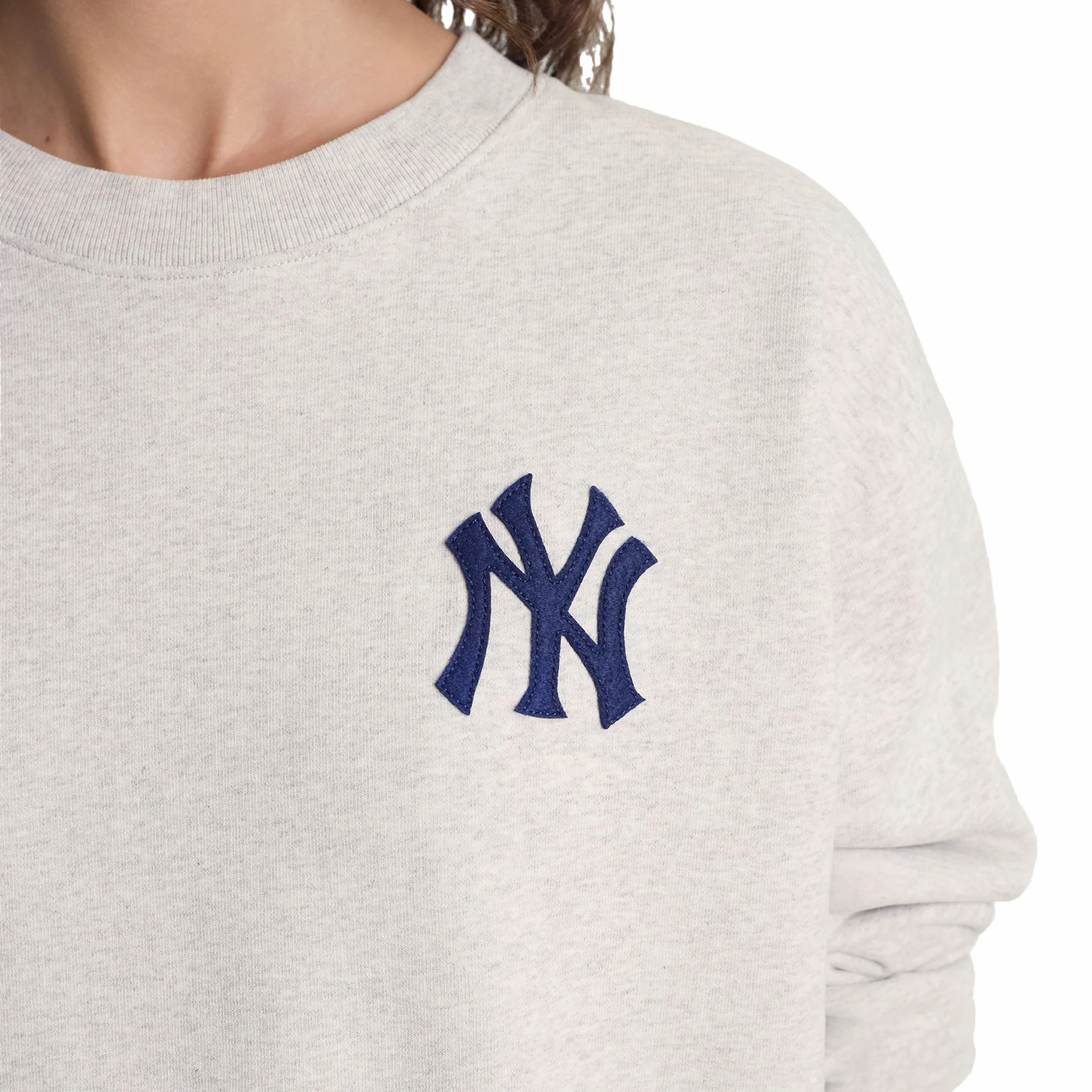 Sporty & Rich Men's Heritage Yankees Serif Crewneck (Heather Grey/Navy) - Image 3